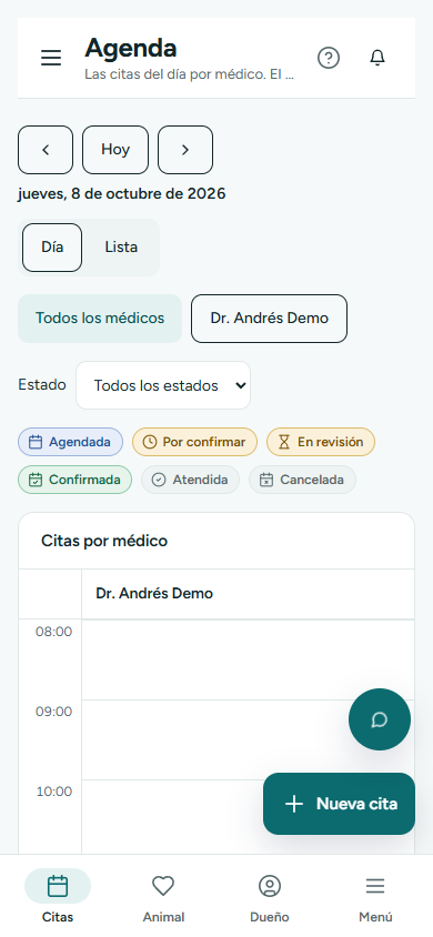 Agenda del día en vista Día, con varias citas por médico y chips de estado (en el teléfono)